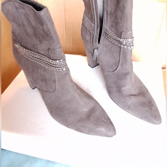 Size 11 M Ankle Boots - Picture 8 of 8